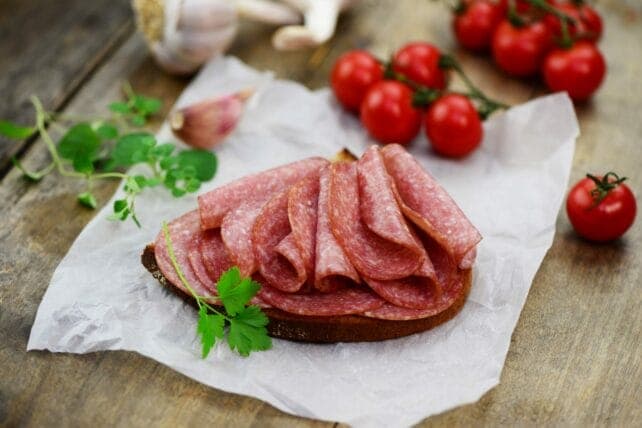 pane con salame appena affettato