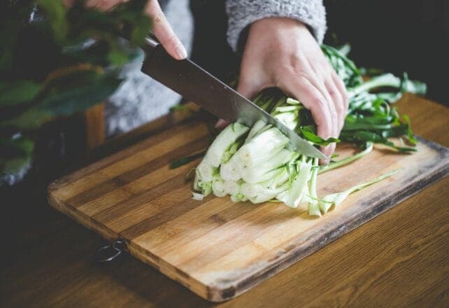 puntarelle fresche su tagliere in legno