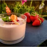 bicchiere di yogurt alla fragola