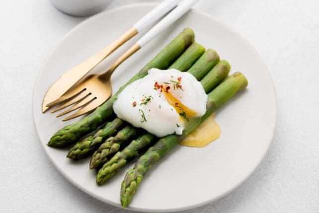 piatto di asparagi alla bismarck con uovo