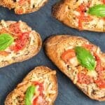 bruschetta caprese con pomodoro e mozzarella