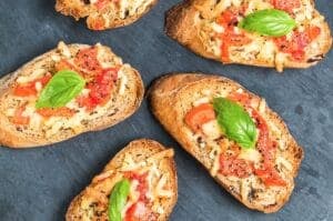 bruschetta caprese con pomodoro e mozzarella