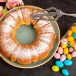 ciambella pasquale con uova colorate