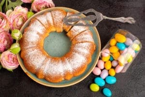 ciambella pasquale con uova colorate