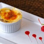 vassoio con terrina di crema cotta con ciliegie