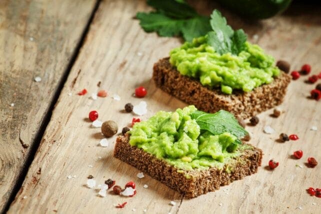 crostini con avocado e pomodorini