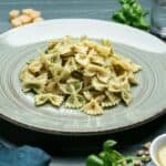 piatto di farfalle con pesto e zucchine