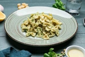 piatto di farfalle con pesto e zucchine