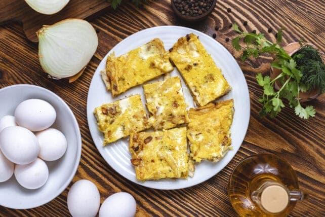 frittata con fiori di trifoglio