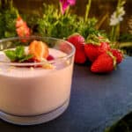 bicchiere con frullato di yogurt e fragole