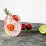 bicchiere di gin fizz ai frutti rossi