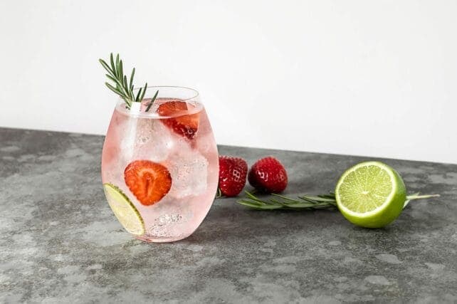 bicchiere di gin fizz ai frutti rossi