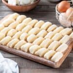 gnocchi dolci su tagliere in legno