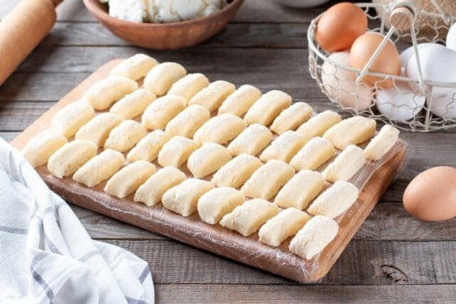 gnocchi dolci su tagliere in legno