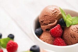 gelato al cioccolato con frutti di bosco