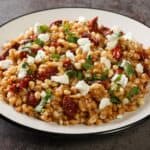 piatto di insalata di farro con pomodori e pecorino