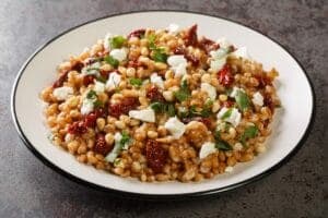 piatto di insalata di farro con pomodori e pecorino