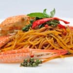 piatto di linguine alla polpa di granchio