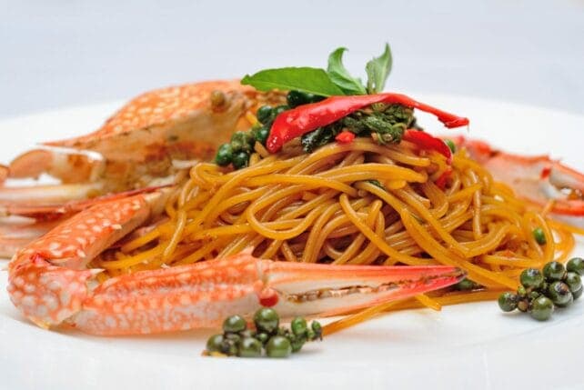 piatto di linguine alla polpa di granchio