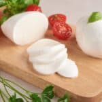 mozzarella fresca su tagliere