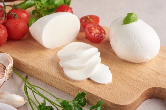 mozzarella fresca su tagliere