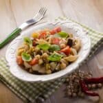 piatto di pasta fredda con ceci e melanzane