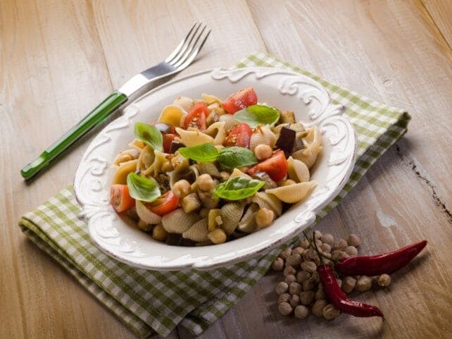 piatto di pasta fredda con ceci e melanzane