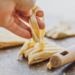 mani che preparano pasta fresca