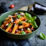 piatto di pasta con melanzane e pomodoro