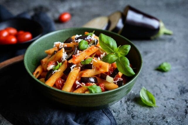 piatto di pasta con melanzane e pomodoro