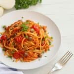 piatto di pasta con pomodoro e capperi