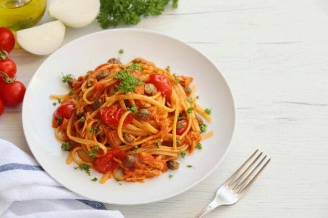 piatto di pasta con pomodoro e capperi