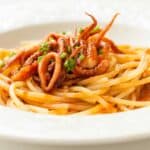 piatto di pasta seppie e pomodoro