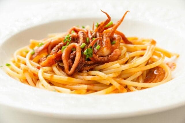 piatto di pasta seppie e pomodoro