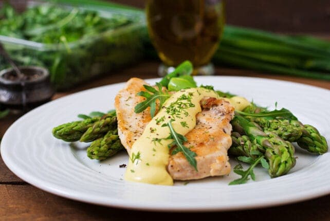 pollo con asparagi e piselli