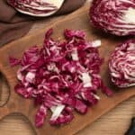 radicchio rosso fresco su tagliere in legno