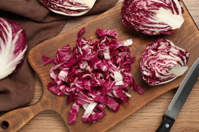 radicchio rosso fresco su tagliere in legno