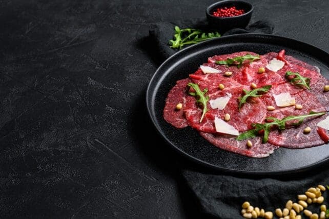 carpaccio saporito condito con grana