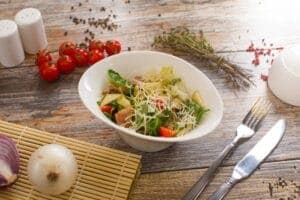 piatto con insalata orientale