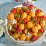 albicocche e fragole fresche