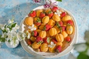 albicocche e fragole fresche