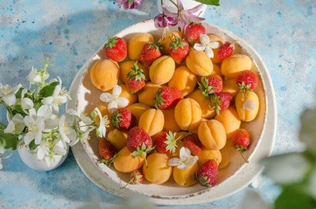 albicocche e fragole fresche