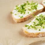 pane con ricotta alle erbe aromatiche