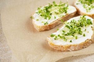 pane con ricotta alle erbe aromatiche