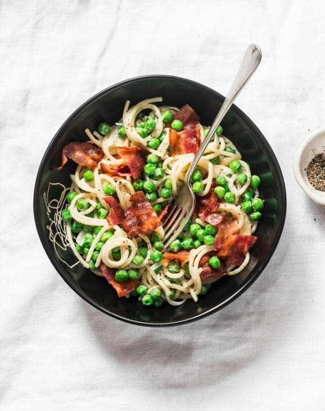 spaghetti con piselli e pancetta