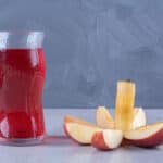 bicchiere con succo di mirtillo e uva