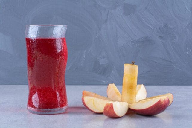 bicchiere con succo di mirtillo e uva