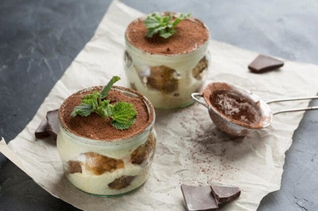 barattolini con tiramisù a base di ricotta