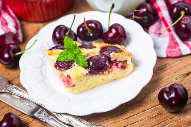 fetta di torta alle ciliegie