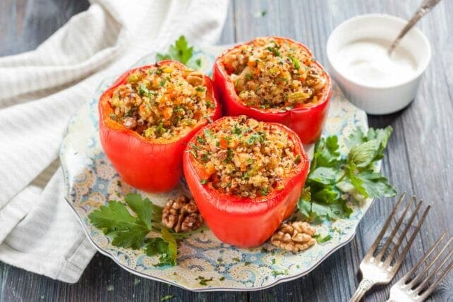 piatto con peperoni ripieni di quinoa